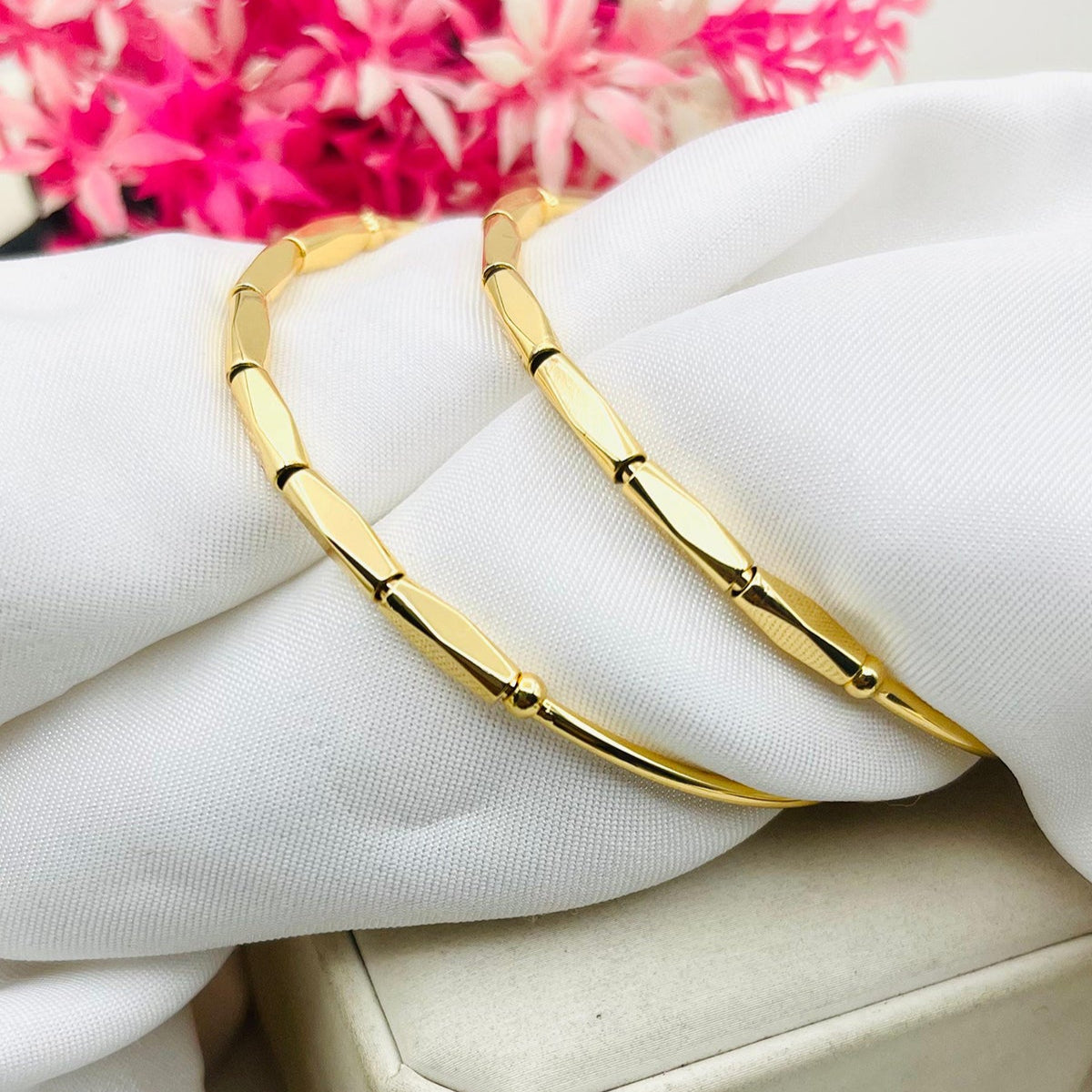 Premium quality adjustable bangle, stylish wrist jewelry.
