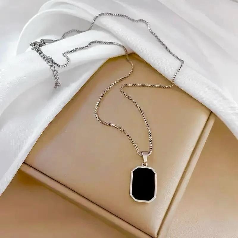 Minimal silver chain with black rectangular pendant – unisex jewelry accessory