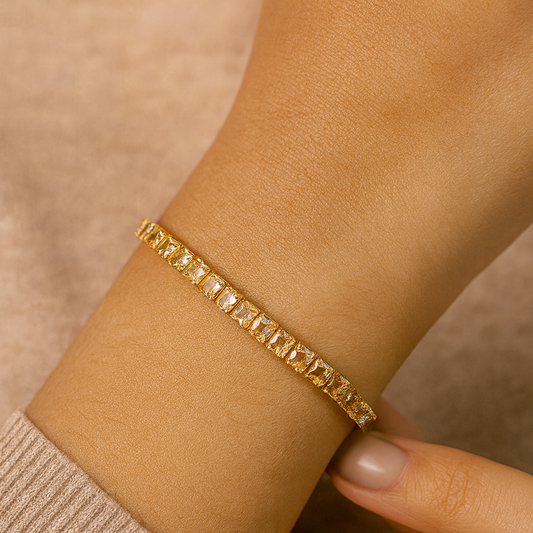 Classic adjustable bracelet, versatile bracelet for casual and party wear.