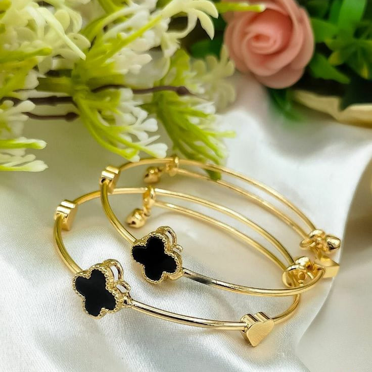 Elegant gold clover enamel bangles for women with luxury finish
