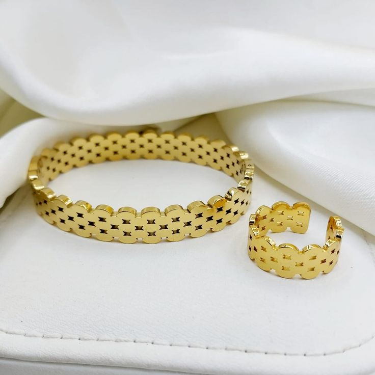 Women’s stylish gold bracelet and matching ring set, non-tarnish finish