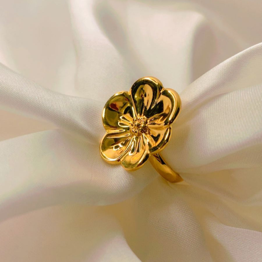 Luxury gold flower-shaped ring, lightweight and stylish