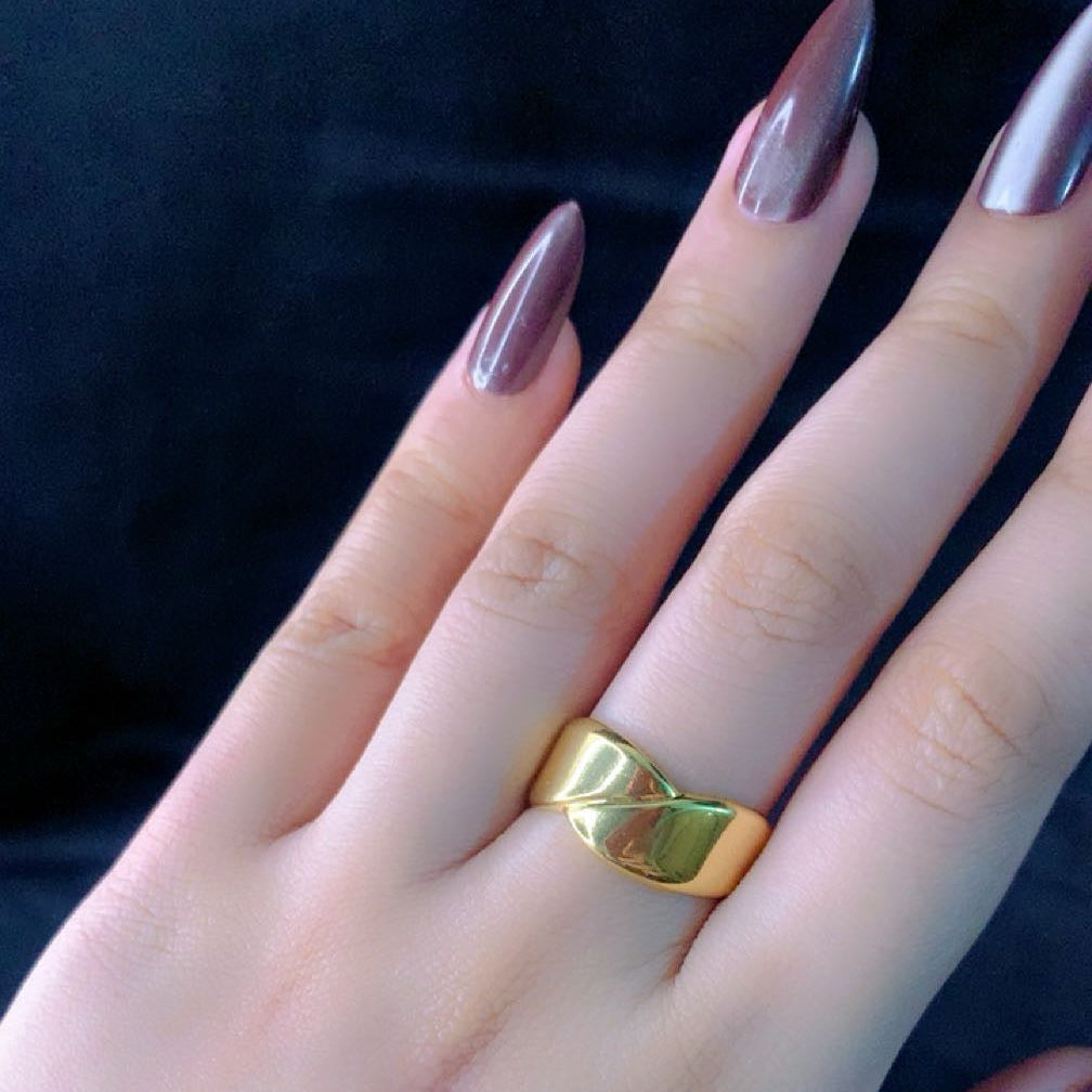 Curved gold band ring β elegant modern fashion accessory