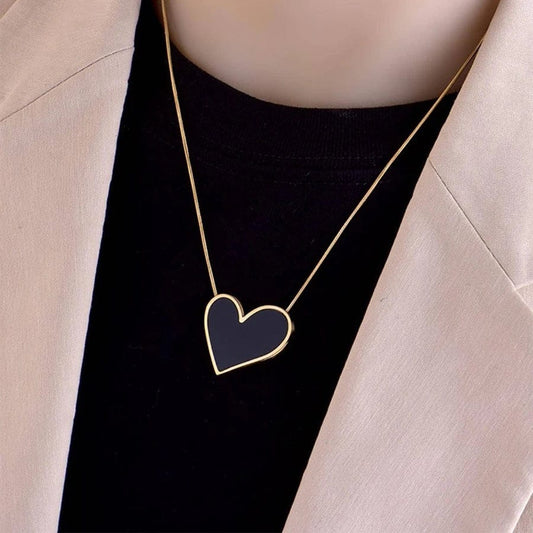 Luxury Black heart necklace on gold chain, chic women’s fashion jewelry.