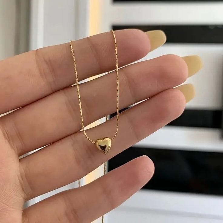 “Minimalist gold heart pendant necklace on delicate chain – anti-tarnish stainless steel jewelry”