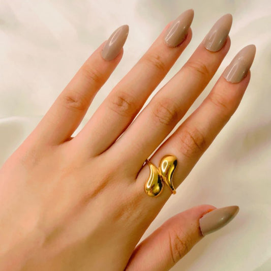 Minimalist tear drop design ring, stylish women’s fashion jewelry.