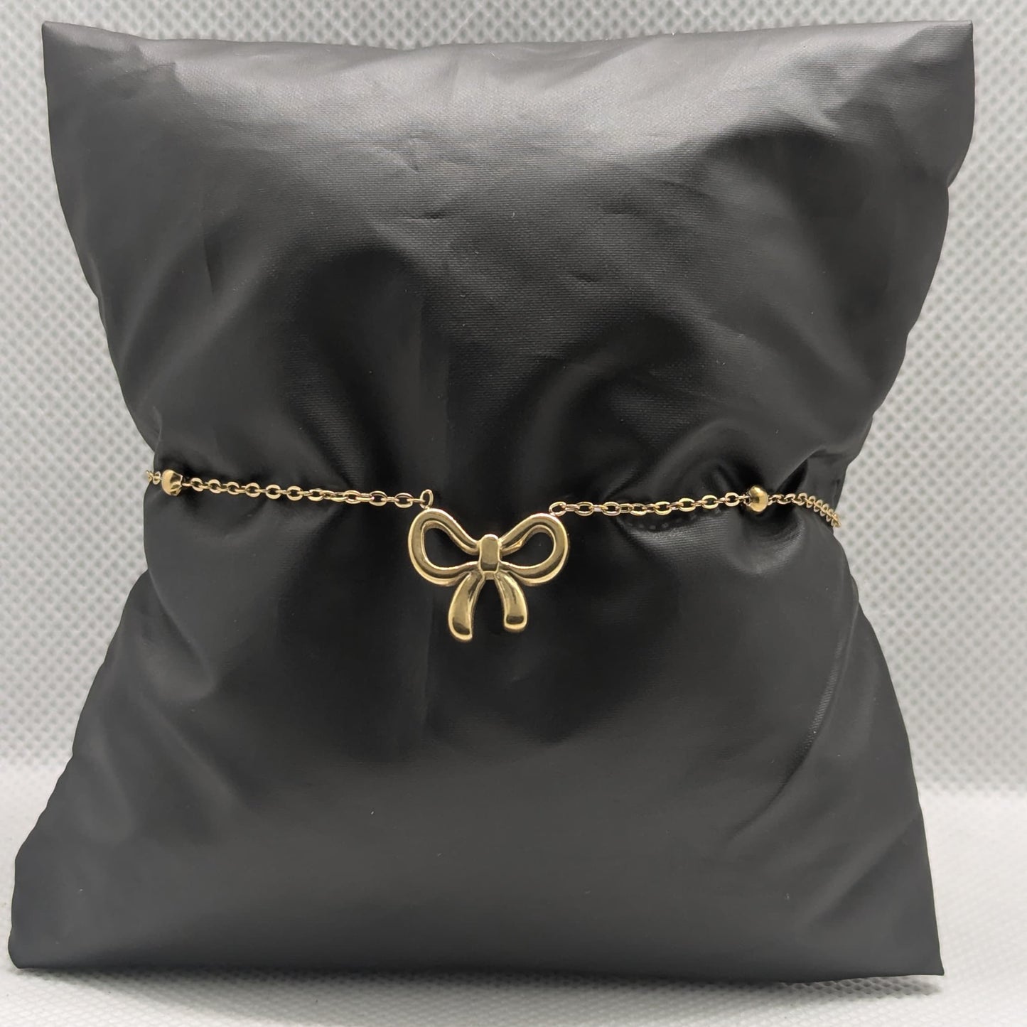“Luxury gold bow bracelet – hypoallergenic and adjustable jewelry”
