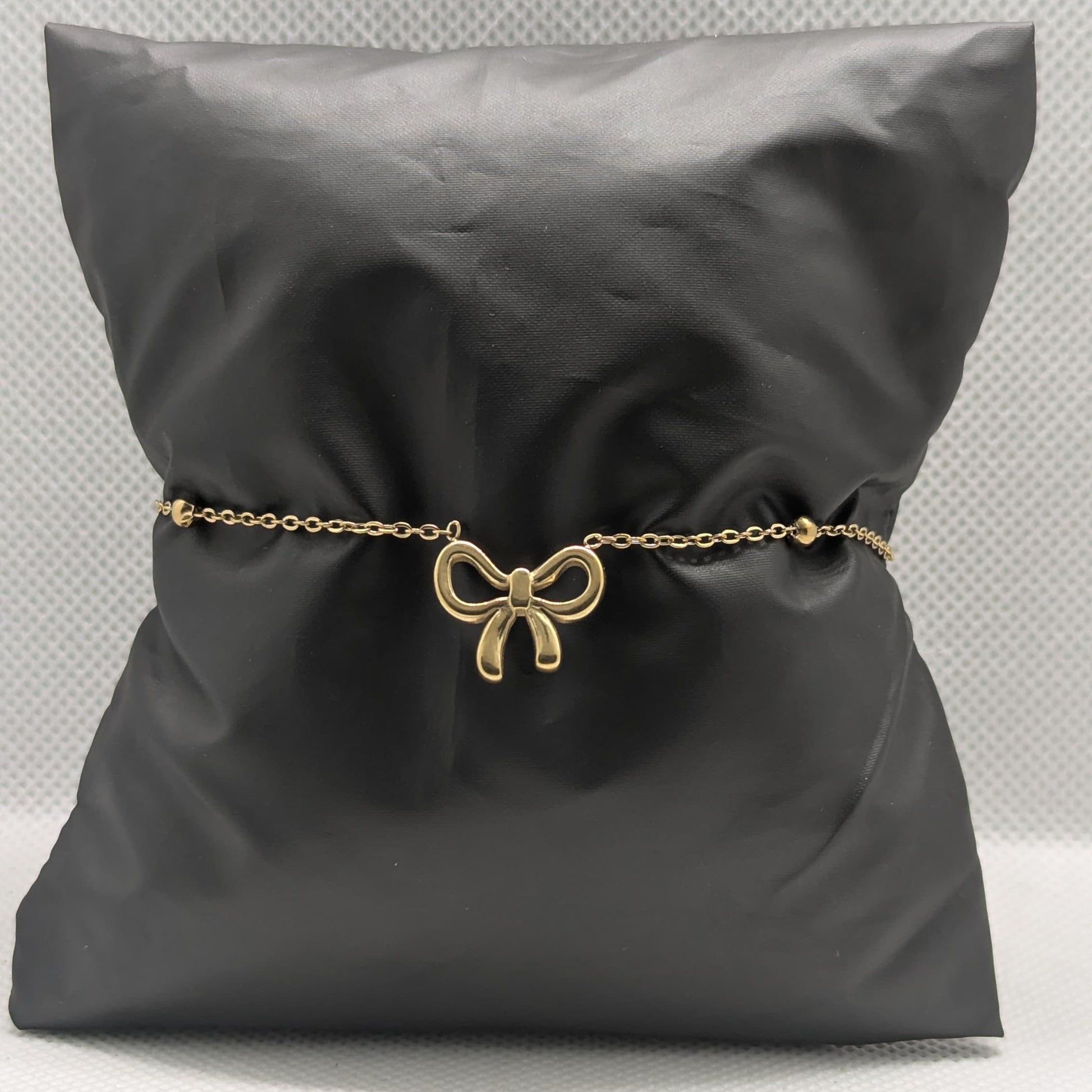 “Luxury gold bow bracelet – hypoallergenic and adjustable jewelry”