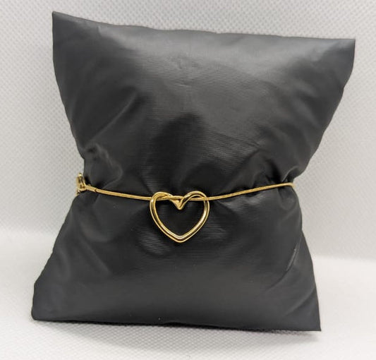 “Elegant golden heart bracelet on black cushion – waterproof and anti-tarnish design”