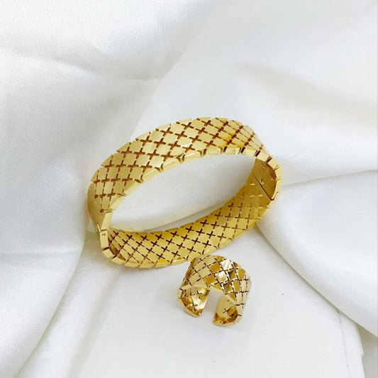 Elegant gold-plated bracelet and ring set with cross-mesh pattern