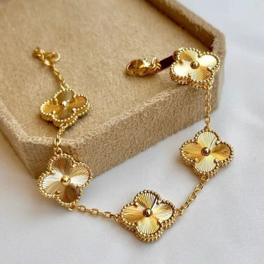 Stylish golden bracelet with clover design and adjustable chain”