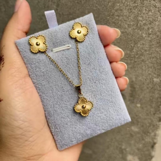 This jewellery set blends vintage charm with modern minimalism, making it a must-have staple in your collection. Wear it solo for a soft elegant look or pair it with layered pieces for added style.