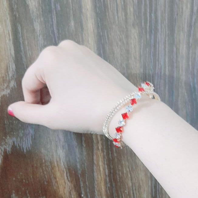 Elegant waterproof gold bracelet with bow and red crystal details