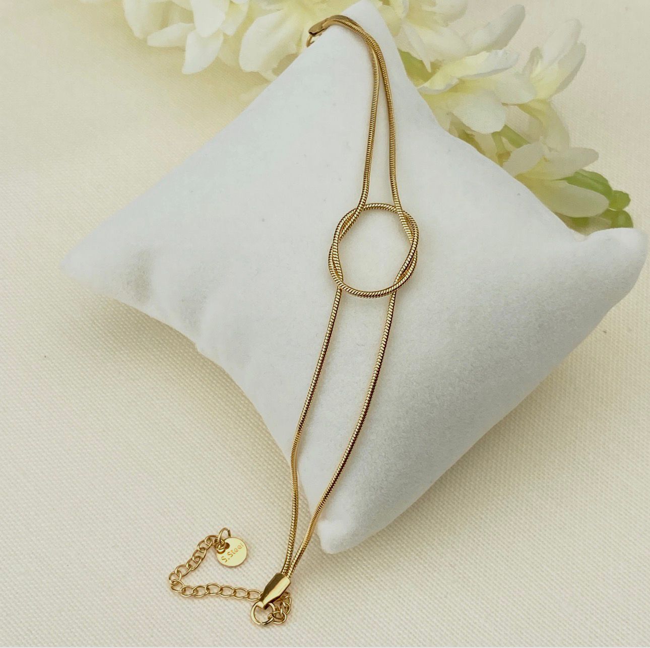 Minimal gold circle necklace made of waterproof stainless steel, anti-tarnish lightweight daily wear jewelry