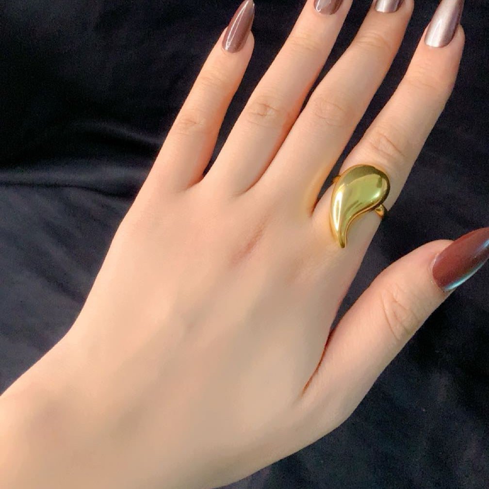 Wave gold ring on hand – waterproof stainless steel statement jewelry for women