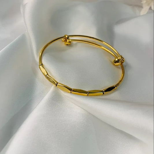 Premium quality adjustable bangle, stylish wrist jewelry