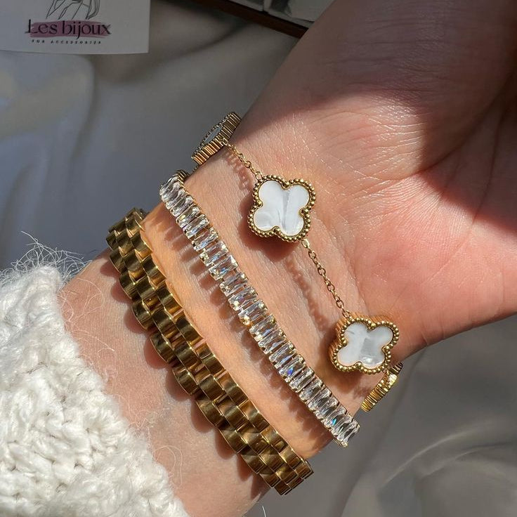 Mother-of-pearl clover charm bracelet – minimal gold jewelry design