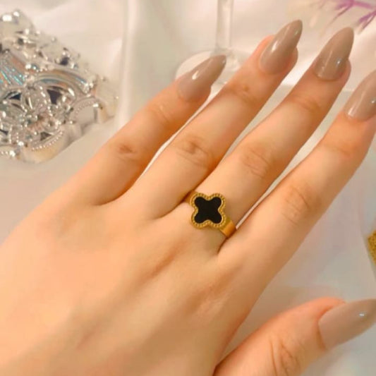 Fashion adjustable gold ring with black clover design 