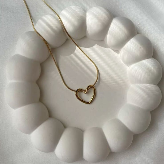 Trendy gold heart-shaped necklace, non-tarnish fashion accessory.